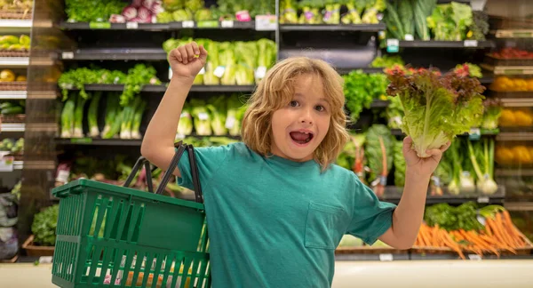 Dítě Salátem Dítě Vybírá Ovoce Zeleninu Při Nákupech Zeleninovém Supermarketu — Stock fotografie