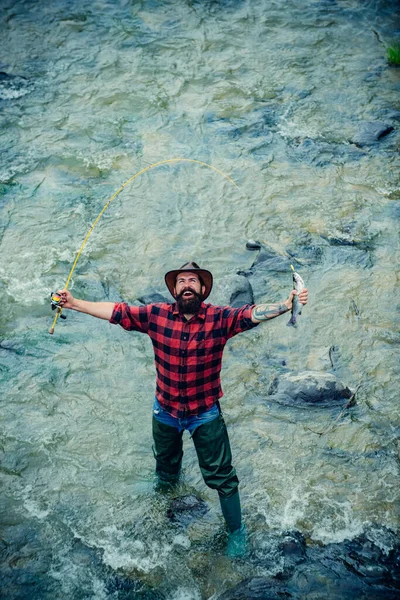 Ψαράς Χρησιμοποιεί Καλάμι Για Ψάρεμα Στο Βουνό Ενθουσιασμένος Έκπληκτος Ψαράς — Φωτογραφία Αρχείου