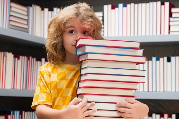 Lustige Schulkinder Halten Stapelweise Bücher Der Hand Grundschüler Schüler Beim — Stockfoto