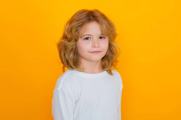 Porträtt Söta Leende Barn Isolerad Studio Bakgrund Lycklig Unge Glada — Stockfoto
