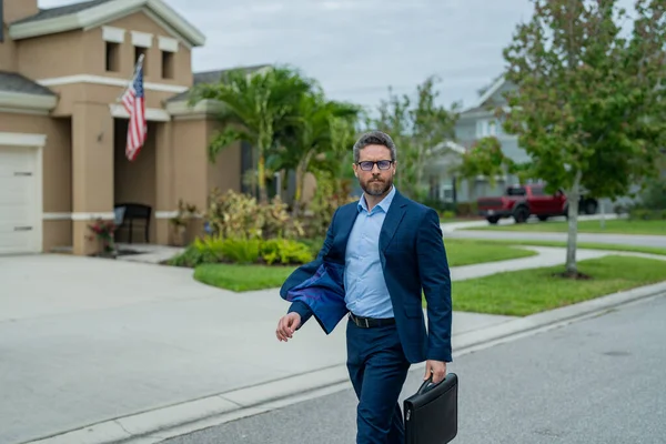Geschäftsmann Fuß Der Nähe Eines Hauses Amerikanischer Nachbarschaft Geschäftsmann Geht — Stockfoto