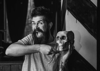 Komik saç stilisti. Eski vintage Kuaför Dükkanı moda. Saç salonu ve Kuaför vintage. Sakallı bir adam bir kuaför dükkanında tıraş Kuaför