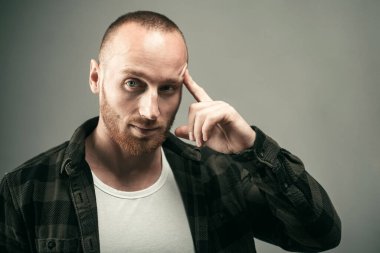 Düşünen adam. Yakışıklı erkeklerin portresi.