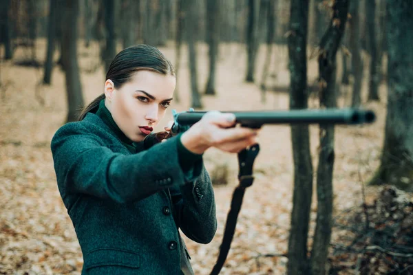 Jagdgewehr Oder Jagdgewehr Militärmode Erreichen Von Zielen Mädchen Mit Gewehr — Stockfoto