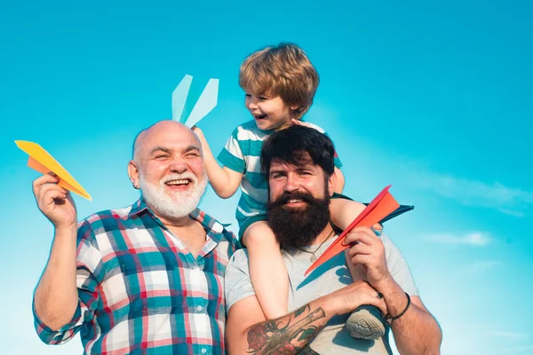 旅行の紙飛行機の夢を持つ子供のパイロット飛行士 父の日 父と息子が抱き合い 一緒に楽しんでいます — ストック写真