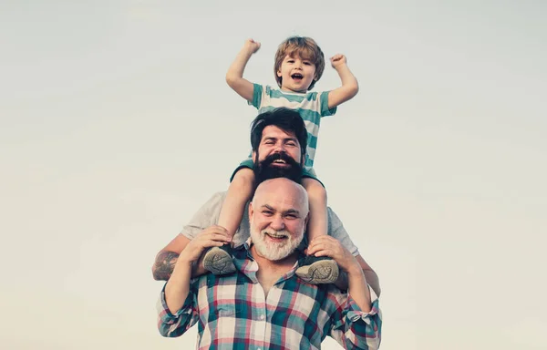 Ενθουσιασμένος Πατέρας Και Γιος Παίζουν Έξω Ευτυχισμένο Χαμογελαστή Αγόρι Στον — Φωτογραφία Αρχείου