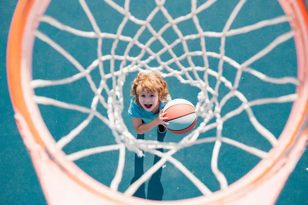 Niesamowite Dziecko Gra Koszykówkę Trzymając Piłkę Szczęśliwą Twarzą — Zdjęcie stockowe