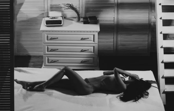 性感但孤独 第一次性体验 感性苗条适合的女孩放松在卧室 孤独的夜晚 她想玩得开心 性感的曲线有吸引力的女性身体 性感的裸体女人在内衣躺在床上 — 图库照片