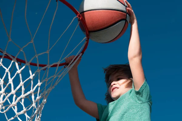兴奋有趣的孩子打篮球 儿童肖像画 有趣的孩子脸 小篮球选手灌篮 — 图库照片
