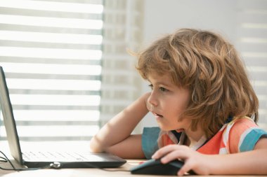 Öğrenci öğrenci sınıfta matematik ödevi okuyor. Eğitim konsepti, tatlı bir okul öğrencisi.