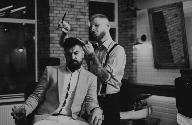 Saç hazırlıktır sadece bölüm sakallı şık kuaför dükkanı istemci Atılgan için. Sakallı istemci kuaför dükkanı ziyaret etti. Makas Kuaför. Sakal şekillendirme ve kesti. Kuaför dükkanı mükemmel bakmak saç kesimi yapma