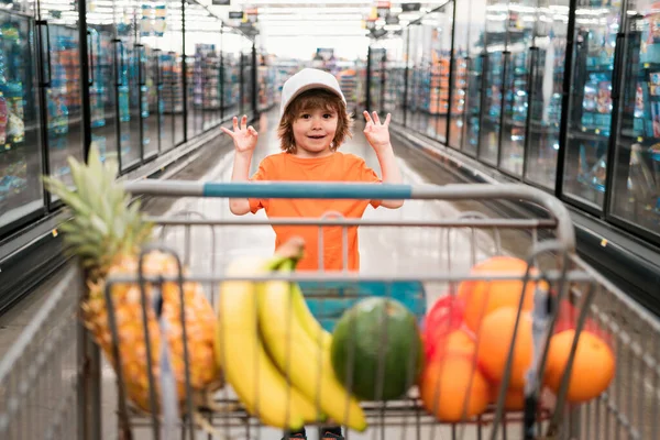 Здоровое Питание Молодой Семьи Детьми Мальчик Продуктовом Супермаркете Портрет Забавного — стоковое фото