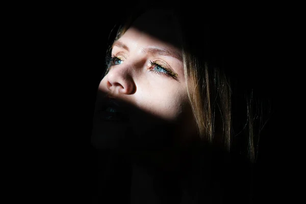 Portrait Elegant Woman Light Black Background Beautiful Female Face Darkness — Foto de Stock