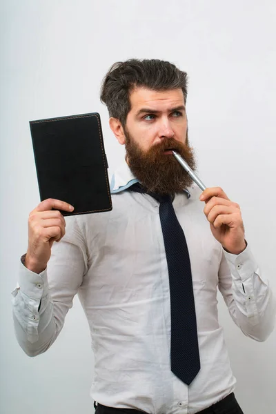 Портрет Копией Пространства Серьезного Бородатого Человека Держащего Руках Тетрадь Ручку — стоковое фото