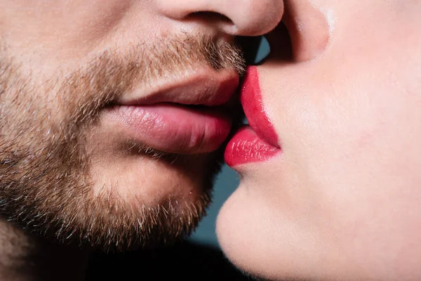 Beijar Casal Apaixonado Macro Cortada Beijos Rosto Close — Fotografia de Stock