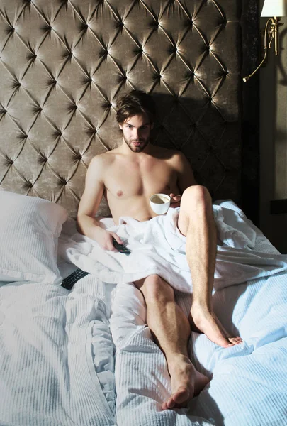 Yatak Odasında Uyuyan Adam Çıplak Kaslı Adam Kahvaltısını Yatak Odasında — Stok fotoğraf