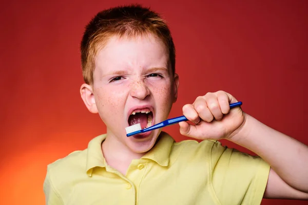 Rapaz Sorridente Sem Dente Com Escova Dentes Isolada Fundo Vermelho — Fotografia de Stock