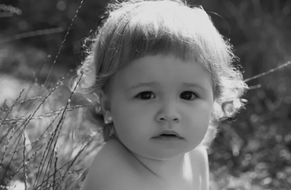 公園で幸せな赤ちゃん 赤ん坊の顔が近くに 面白い小さな子供のクローズアップ肖像画 ブロンドの子感情の顔 — ストック写真