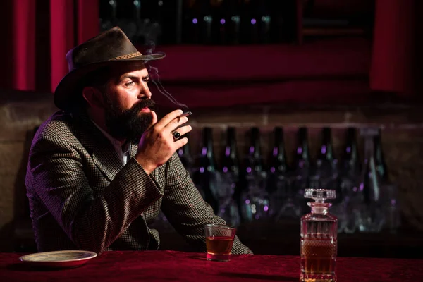 Przystojny Brodaty Mężczyzna Pijący Whisky Barze Hipster Brodą Pijący Brandy — Zdjęcie stockowe