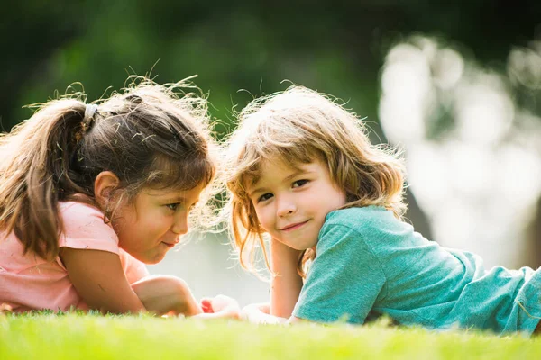 Nettes Paar Verliebter Kinder Kinderbeziehungen Kleines Mädchen Park — Stockfoto