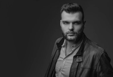 Gri arka planda izole edilmiş seksi bir adam. Moda erkek modeli.