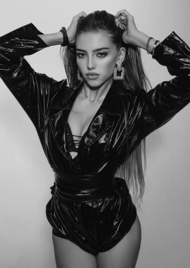 Seksi, şehvetli genç kadın. Güzel kız, baştan çıkarıcı bayan. Moda portresi. Abartılı kıyafetler giyen kadın model.