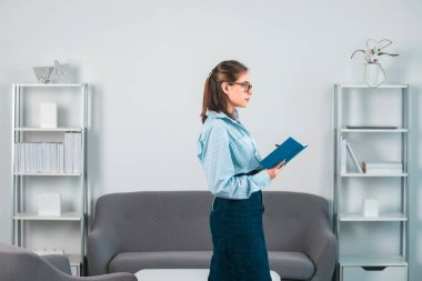 Düşünen öğrenci ya da genç öğretmen. Ofiste çalışan iş kadını girişimci, işyerinde çalışan profesyonel bir çalışan. Genç güzel sekreter kız.