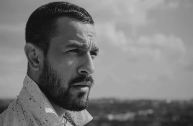 Derin arıyor. Aşık adam. Adam aşk için bekliyor. Romantik. Latino adam