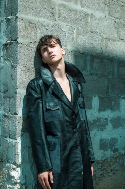 Hippi tarzı adam. Ceketli genç yakışıklı adam.