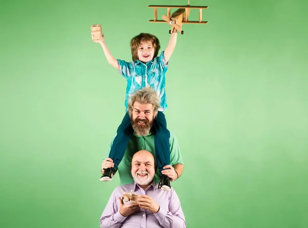 爷爷和儿子玩玩具飞机 快乐的男人家庭 男人的一代快乐的童年 — 图库照片