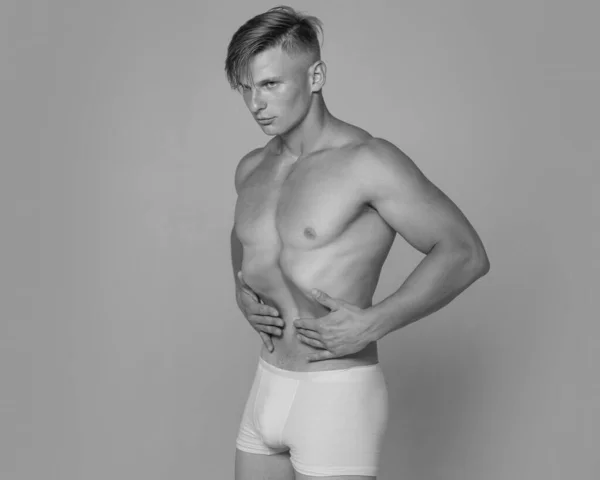 裸の男の胴 男性のスリムな胃 フィットネスと健康的なライフスタイル 男性下着 真空運動 — ストック写真