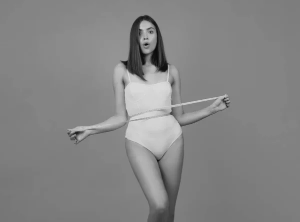 女性の体重減少 フィットフィットネスガール測定テープでウエストラインを測定します 食事の後に腰を測定スリム女性 スリムな体 完璧な腰 — ストック写真