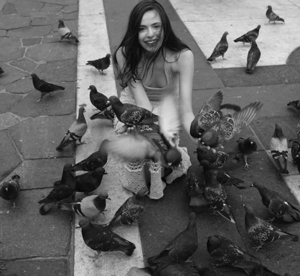 사이에 비둘기앉아 밀라노 대성당에서 비둘기와 손에서 먹이를 비둘기 — 스톡 사진