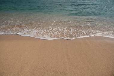 Sakin deniz sahili arka planı. Kumlu tropik yaz plajı. Okyanus suyu. Doğal deniz manzarası