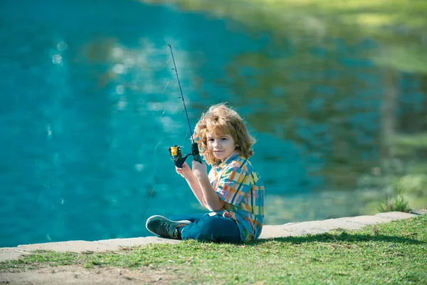 Ψαρόπαιδο Αγόρι Κλώστη Στο Ποτάμι Παιδί Στην Προβλήτα Ράβδο — Φωτογραφία Αρχείου