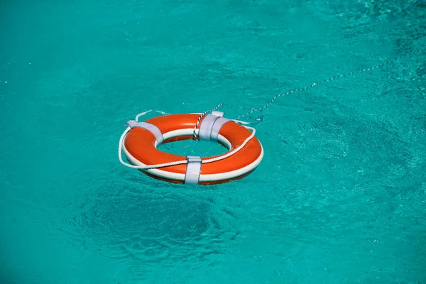 水の背景にライフブイ 溺れるという概念 — ストック写真