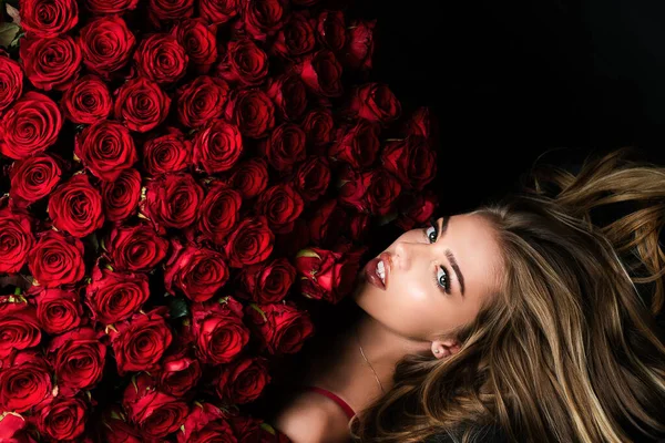 Beautiful Woman Red Roses Gift Love Beautiful Smiling Girl Holding — Stock Photo, Image