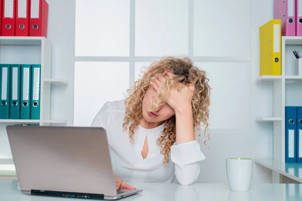 Unavený Kancelářský Pracovník Líná Znuděná Žena Používající Notebook Ráno Nudná — Stock fotografie