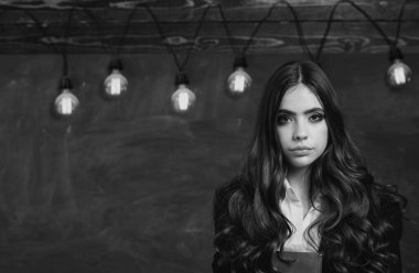 Okula ve evde eğitime geri dönelim. Okuldaki kız gencin portresi. Güzel kadın oditoryumda kitaplarını tutuyor. Sınıfta genç öğrenci