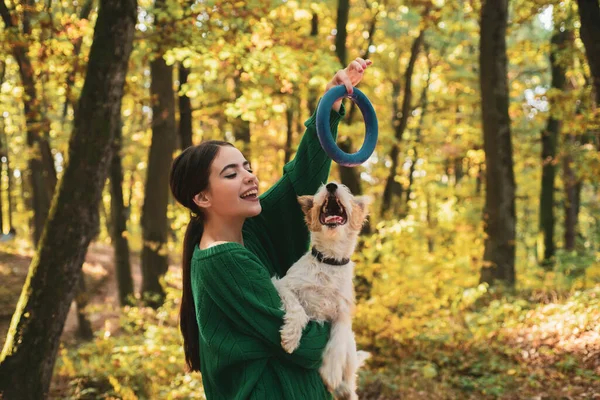 Sorrindo Menina Engraçada Brincando Com Aluno Outono Retrato Livre Bela — Fotografia de Stock