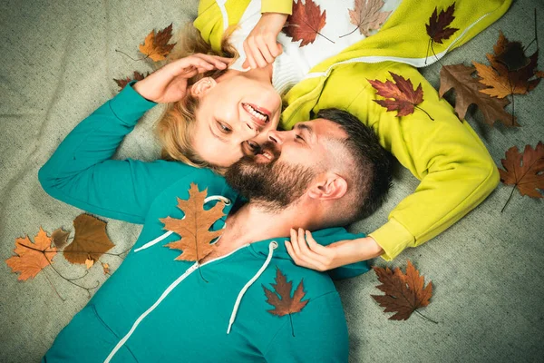 面白いカップルは秋の販売の準備になっています ひげを生やした男性と秋の背景コピー スペースのためのきれいな女性 秋葉背景に葉を持つ美しい官能的なカップルのファッションの肖像画 — ストック写真