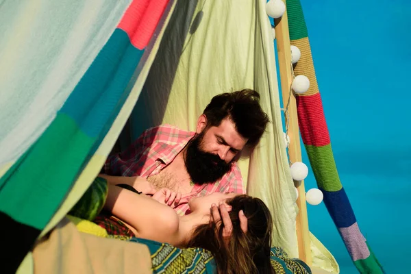 一对夫妇在一个帐篷 一对年轻夫妇在野营中的性感画像 爱的夫妻拥抱和亲吻 — 图库照片