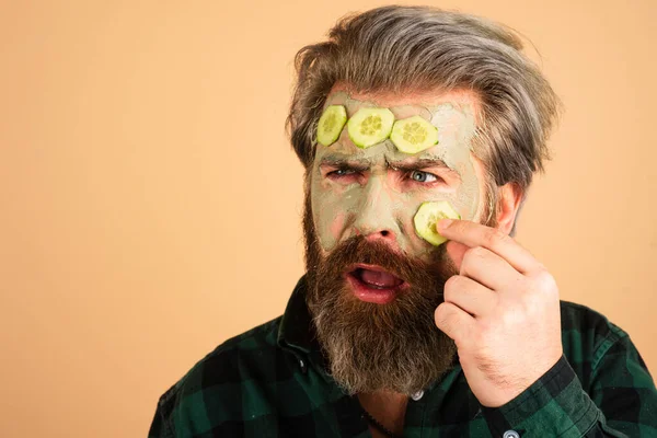 Eğlenceli Yüz Bakımı Kil Maskeli Komik Bir Adam Yüzünde Krem — Stok fotoğraf