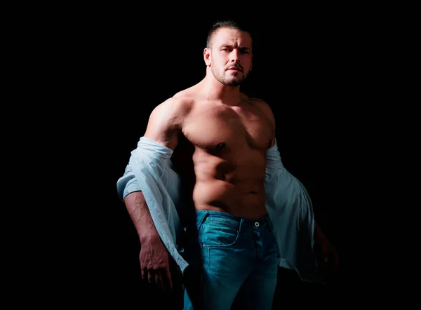 性感的男人 肌肉发达 身体赤裸 年轻的运动员赤身裸体地展示自己完美的身体 — 图库照片