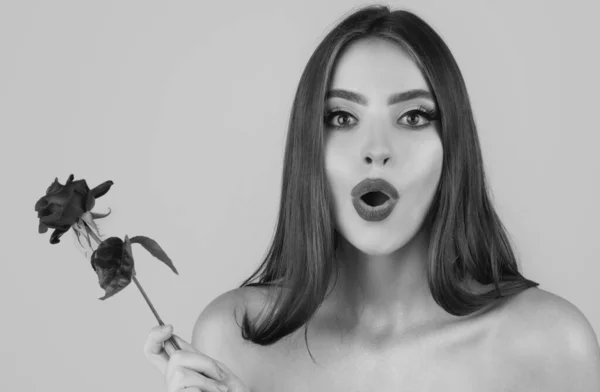 Schöne Überraschte Frau Mit Roter Rose Blume Rote Lippen Und — Stockfoto