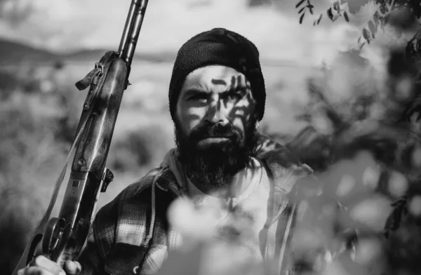 Portret Van Hamdsome Hunter Hunter Met Jachtgeweer Jacht Een Man — Stockfoto