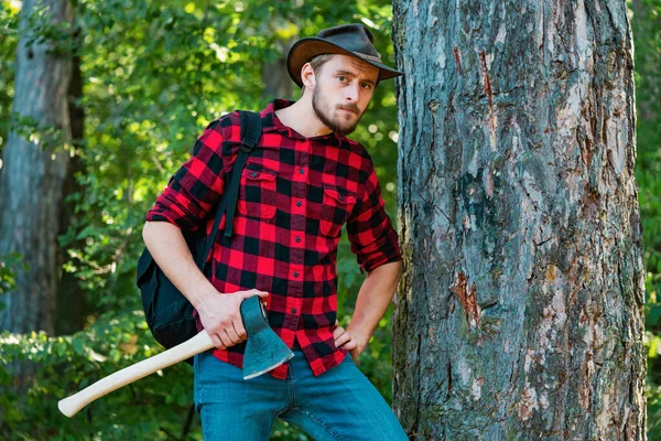 彼の手に斧を持つ木材ジャック 森の中で働くランバージャックハードワークの後に休息 夏の森の中で斧を持つ木こり — ストック写真