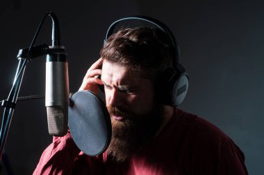 Müzik mikrofonuyla şarkı söyleyen bir adamın portresi