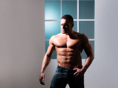 Güçlü adam mükemmel çıplak vücudunu gösteriyor. Çıplak gövde