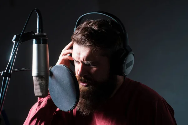 Portret Van Een Man Die Zingt Met Een Muziekmicrofoon — Stockfoto